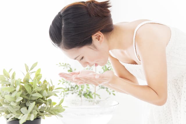 洗顔時の水にも気を配ろう！肌荒れ時に適した水、スキンケア方法