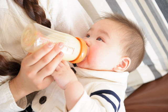 「赤ちゃんミルク」に適した水の種類と、ウォーターサーバー導入のメリット
