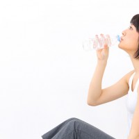 エコノミー症候群の予防には水分補給が必要？